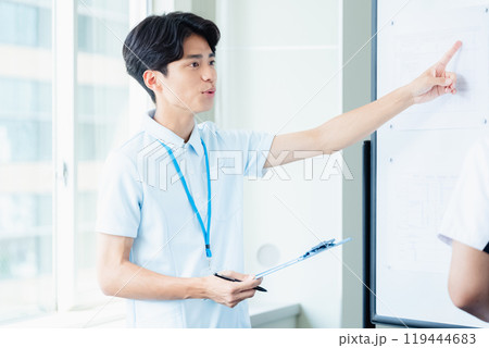 介護スタッフの男性 介護スタッフの男性 119444683