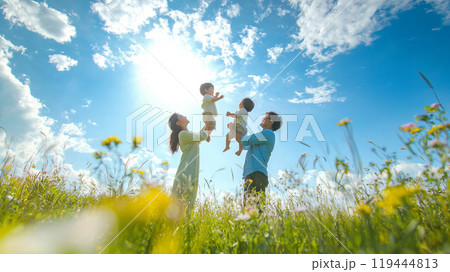 青空の下で家族の絆を楽しむ瞬間 青空の下で家族の絆を楽しむ瞬間 119444813