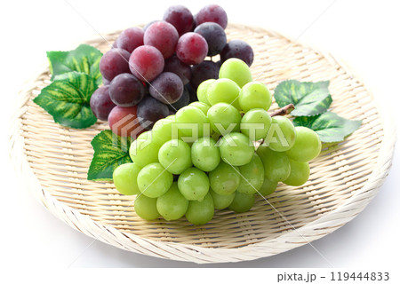 秋の味覚 シャインマスカットとピオーネ （ 白背景 ） 119444833
