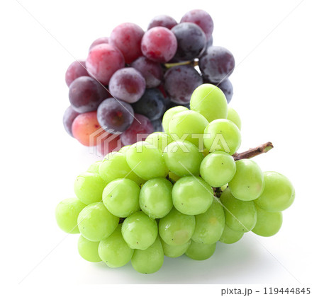 秋の味覚 シャインマスカットとピオーネ ( 白背景 ) 秋の味覚 シャインマスカットとピオーネ ( 白背景 ) 119444845