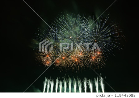 雨の中の花火　＜常総きぬ川花火大会＞ 119445088