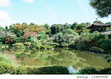 京都・平安神宮の初秋（10月中旬撮影） 119445400