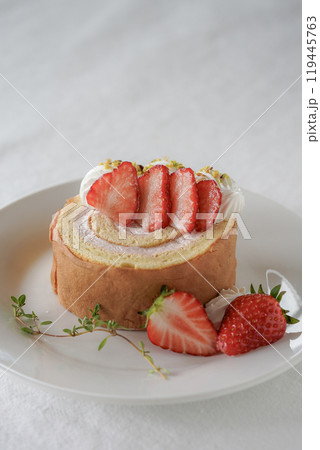 苺のロールケーキ 苺のロールケーキ 119445763