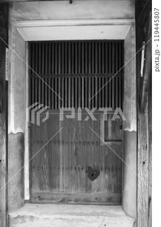 古い蔵の入り口(モノクロ) 古い蔵の入り口(モノクロ) 119445807