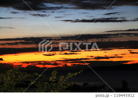 網地島から見る秋の夕焼け 網地島から見る秋の夕焼け 119445912