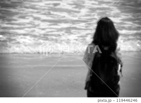 海を見つめる女性（ぼけ＋四隅アンダー加工） 119446246