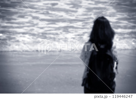 海を見つめる女性（ぼけ＋四隅アンダー加工） 119446247