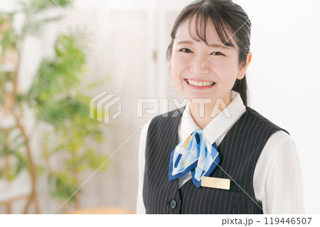会社の事務服を着た20代女性 119446507