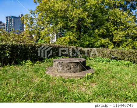 皇居近くに残る千鳥ヶ淵高射機関砲台座跡（東京都千代田区） 119446745