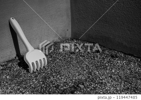 壁に立てかけられたスコップ 119447485