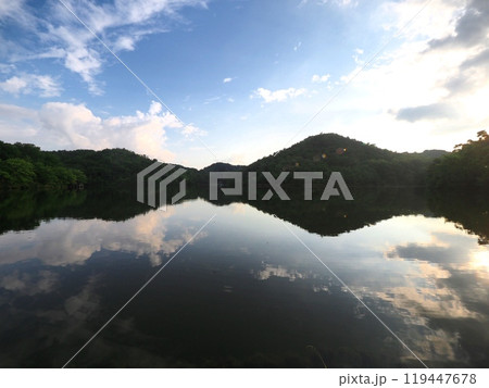 水面に映る雲『和風イメージ』(京都) 水面に映る雲『和風イメージ』(京都) 119447678