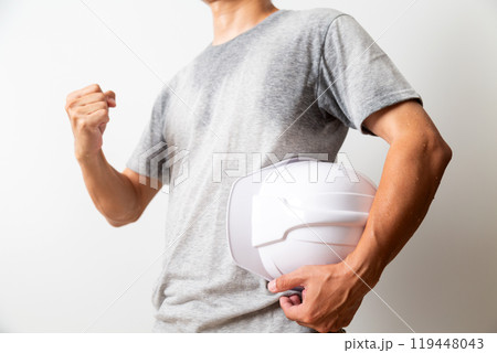 ヘルメットを持つミドル世代の男性肉体労働者 119448043