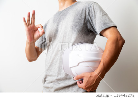 ヘルメットを持つミドル世代の男性肉体労働者 119448278