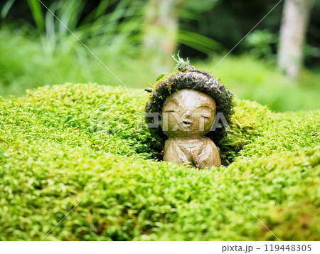 苔の生えた庭に置かれたお地蔵さん『和風イメージ』(京都) 苔の生えた庭に置かれたお地蔵さん『和風イメージ』(京都) 119448305