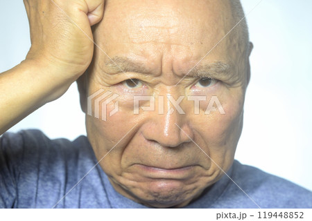 老人の怒る顔のクローズアップ 119448852