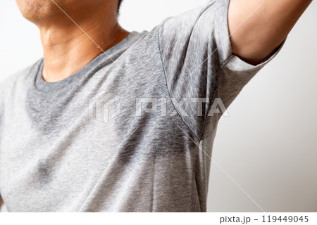 汗だくのTシャツを着るミドル男性 119449045