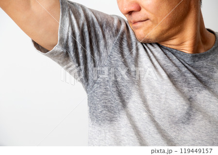 汗だくのTシャツの匂いを嗅ぐミドル男性 119449157