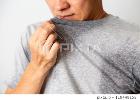 汗だくのTシャツの匂いを嗅ぐミドル男性 119449158