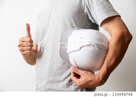 ヘルメットを持つミドル世代の男性肉体労働者 119449748