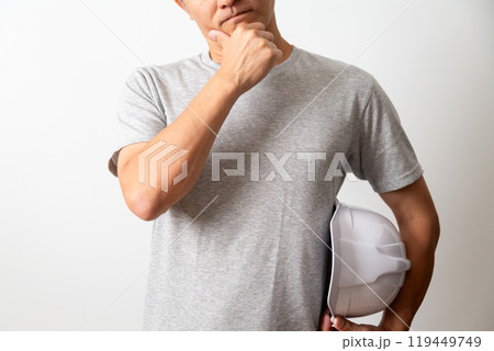 ヘルメットを持って悩むミドル世代の男性肉体労働者 119449749