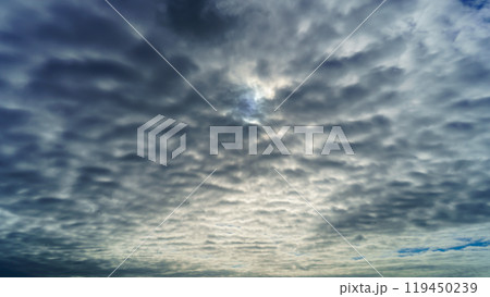 不穏な雲行きの空 119450239