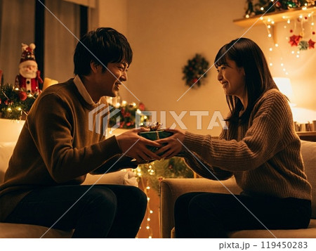 プレゼント交換をする男女 119450283