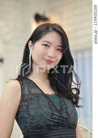 ドレスを着た若い女性 119450289