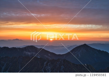 槍ヶ岳山荘から見る朝焼け 119450381