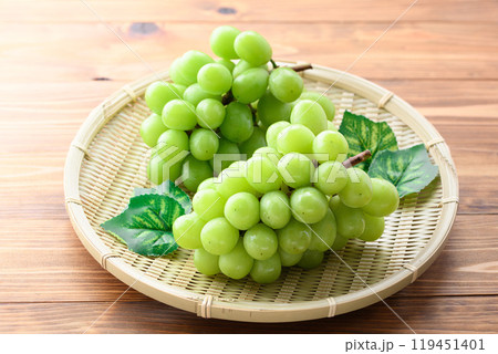 秋の味覚 シャインマスカット ( 木目背景 ) 秋の味覚 シャインマスカット ( 木目背景 ) 119451401