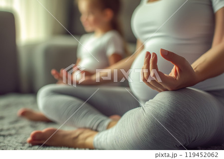 母親と一緒に瞑想する少女 119452062
