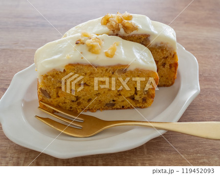 皿の上の手作りキャロットケーキ 皿の上の手作りキャロットケーキ 119452093