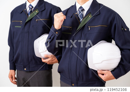 作業着姿のミドル男性ビジネスマン 119452108