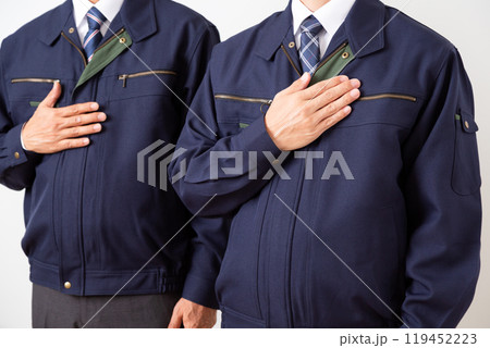 作業着姿のミドル男性ビジネスマン 119452223