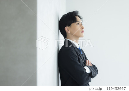 考え込む若いビジネスマン 119452667