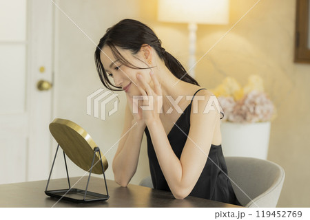 若い女性のスキンケア 119452769