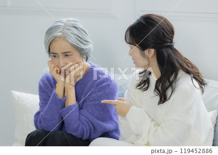 リビングで喧嘩をするシニア女性と若い女性　　 119452886