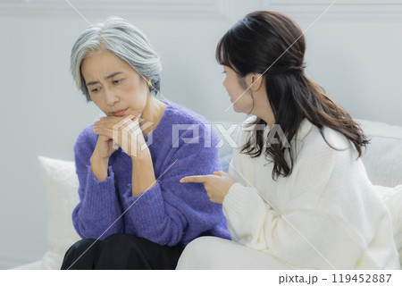 リビングで喧嘩をするシニア女性と若い女性　　 119452887