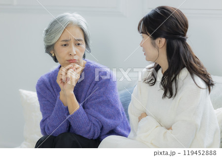 リビングで喧嘩をするシニア女性と若い女性　　 119452888