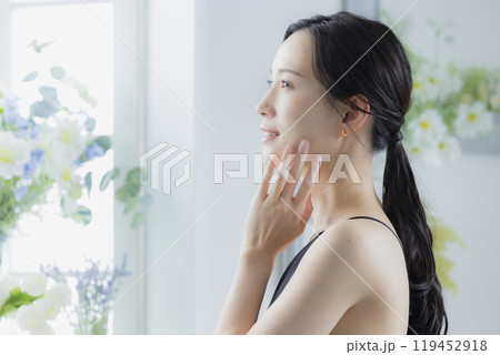 窓辺の黒いキャミソールワンピの女性 窓辺の黒いキャミソールワンピの女性 119452918