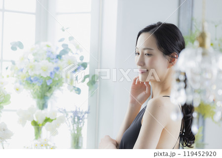 窓辺の黒いキャミソールワンピの女性　　 　　　 119452920