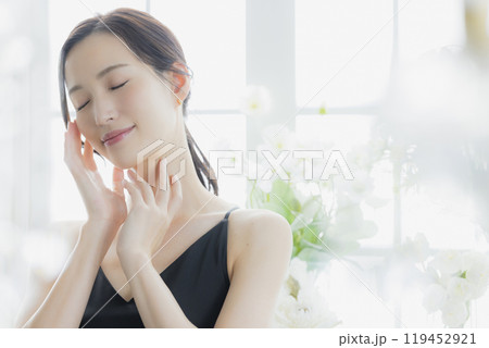 窓辺の黒いキャミソールワンピの女性　　 　　　 119452921