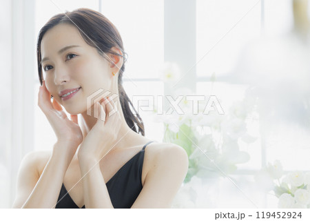 窓辺の黒いキャミソールワンピの女性　　 　　　 119452924