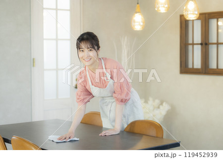 エプロンの女性　 　　 119452939