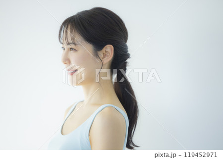 水色のワンピースの若い女性 水色のワンピースの若い女性 119452971