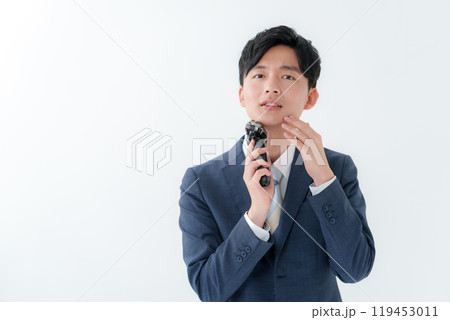 髭を剃るビジネスマン 髭を剃るビジネスマン 119453011