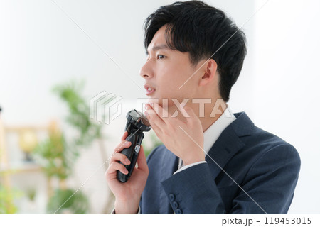 髭を剃るビジネスマン 119453015