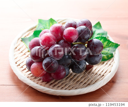 秋の味覚 ピオーネ （ 木目背景 ） 119453194