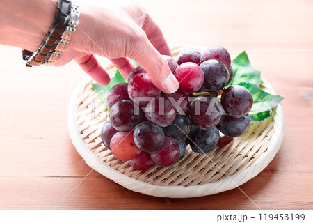 秋の味覚 ピオーネ （ 木目背景 ） 119453199