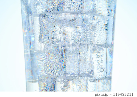 グラスに入った炭酸水と氷 グラスに入った炭酸水と氷 119453211