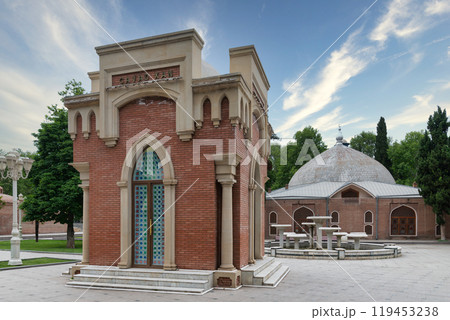 Exploring the Javad Khan Mausoleum With the Juma Mosque in Ganja, Azerbaijan on a Clear Day 119453238